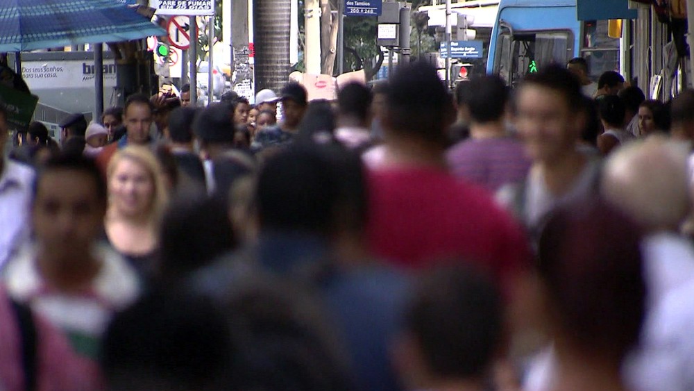 pessoas_andando_na_rua_06 (1)