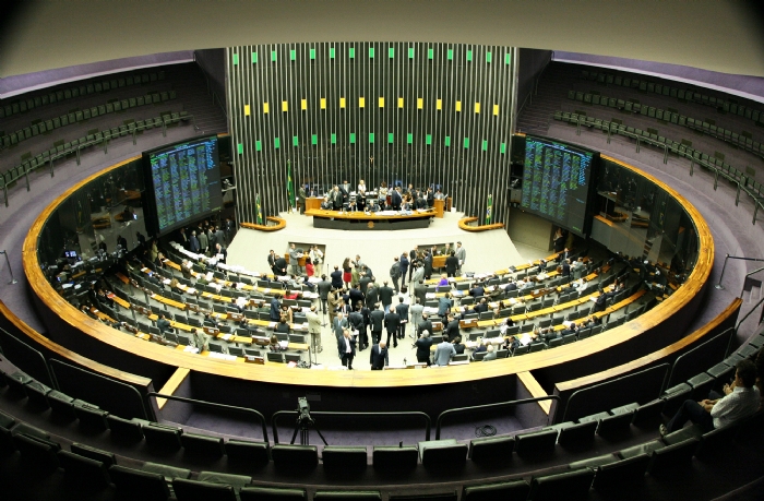 Camara-dos-Deputados-contrato-assinado