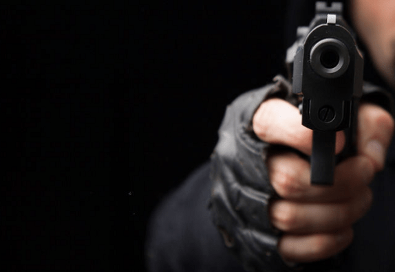 Quando-um-delinquente-está-com-uma-arma-apontada-para-sua-cabeça-e-você-está-preste-a-ser-executado...