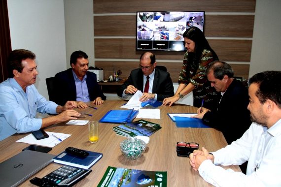 Reunião-com-presidente-do-Banco-do-povo-foto-Esio-Mendes-2-570x380