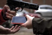 Adolescentes são cercados por grupo e têm celulares e bicicleta elétrica roubados em praça de Vilhena