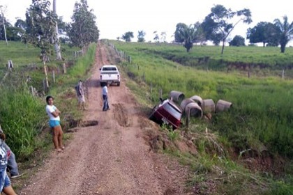 carro_sai_estrada_capa-capa_vilhena_noticias_30-04-2018-65