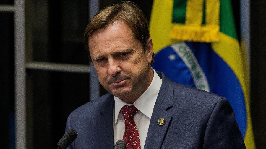 11abr2016---o-senador-acir-gurgacz-pdt-ro-discursa-durante-sessao-do-impeachment-da-presidente-dilma-rousseff-no-senado-federal-1532343589811_v2_900x506