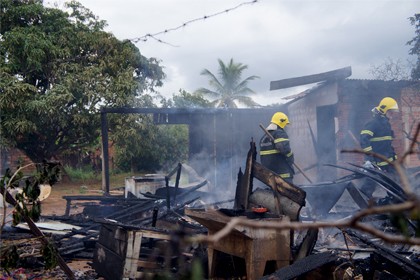 capa-irmaos-brigam-e-atema-fogo-em-casa-capa_vilhena_noticias_17-02-2017-12