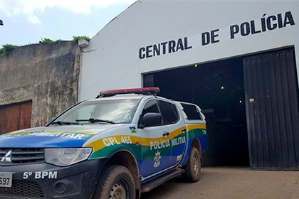 mae-e-filha-apanham-por-causa-de-passaro-capa_vilhena_noticias_25-03-2017-21