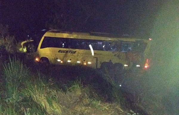 onibus-ribanceira