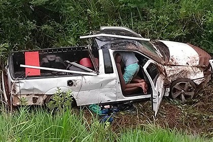carro-sai-da-pista-cai-em-ribanceira-capa_vilhena_noticias_03-12-2017-44