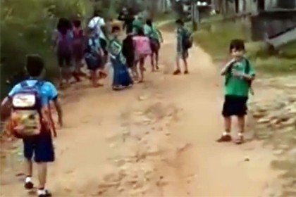 criancas_caminham_para_pegar_onibus-capa_vilhena_noticias_26-05-2017-45