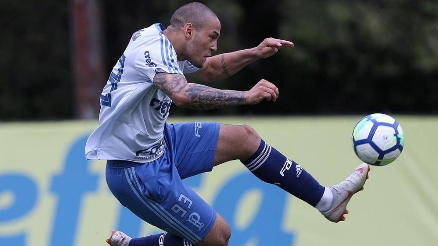 gabriel-furtado-pula-para-dominar-bola-durante-treino-do-palmeiras-1542236842384_v2_900x506