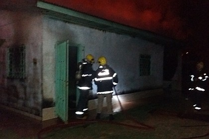 casa_incendiada_capa-capa_vilhena_noticias_17-07-2017-32