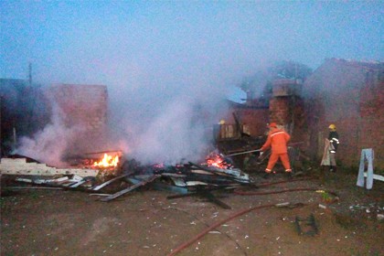 incendio-em-residencia-capa_vilhena_noticias_07-01-2017-23
