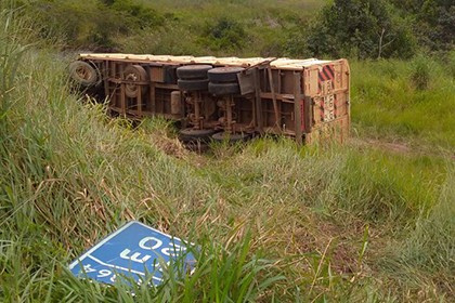 vagao-de-caminhao-tomba-nas-proximidades-do-rio-piracolino-capa_vilhena_noticias_18-03-2017-27