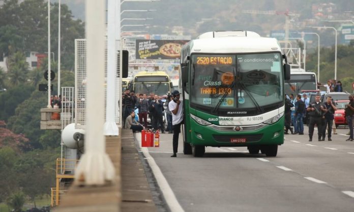 xsequestro-de-onibus-na-ponte-rio-niteroi.jpg.pagespeed.ic.CM0tOpUi0y