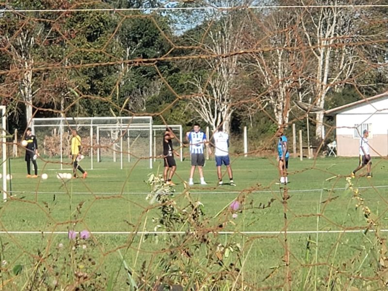 Pessoa jogando futebol no campo