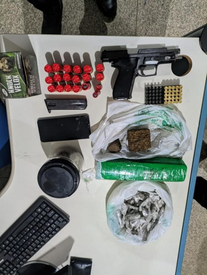 20-03-Policia-Militar-apreende-mais-de-1-kg-de-droga-e-uma-arma-de-fogo-1-rotated