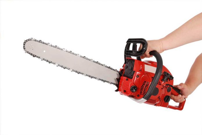 Showing how to work with chainsaw