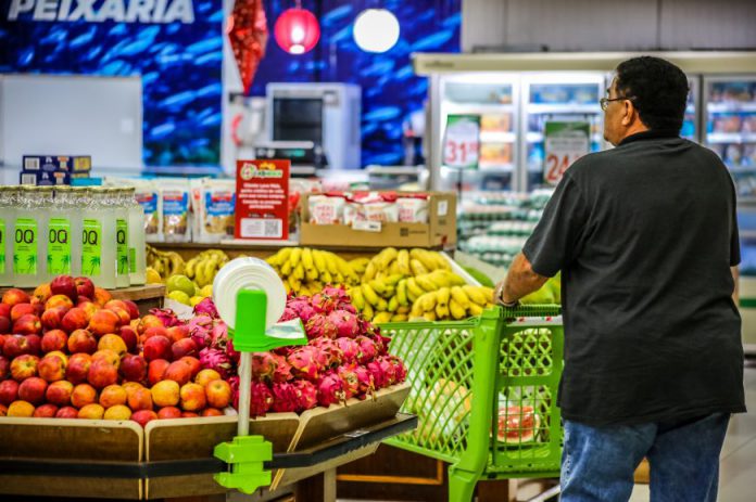 Procon_Fiscalizacao-Fim-de-Ano_Supermercados_21.12.22-Foto_Daiane-Mendonca-31-870x579