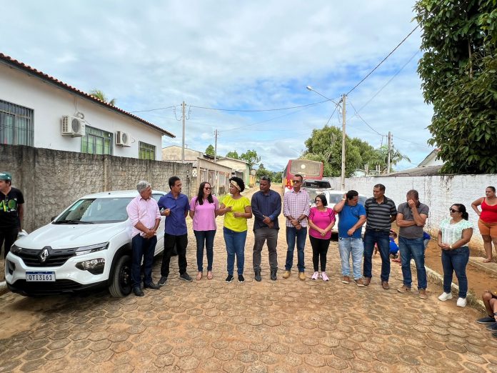 Deputada Silvia Cristina veículo Escola Jorge Teixeira (1)