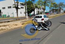 Após colisão, moto para com as rodas para cima; piloto sofreu escoriações