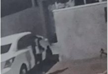 VÍDEO: no passinho, mulher invade quintal e rouba chinelos; moradora divulgou