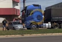 Carreta arrasta ‘Celtinha’ após acidente na BR-174 em Vilhena