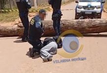 Mulher se acidenta de moto após atingir tora de madeira caída em via de Vilhena