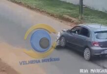 Câmeras registram colisão entre veículos no bairro Jardim Primavera; condutora deixou o local sem prestar ajuda