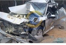 Cinco pessoas são resgatadas de carro em chamas após ficarem prensadas entre caminhões