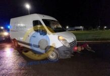 Mulher fica ferida em acidente entre van e motoneta na rotatória da BR-364, em Vilhena