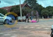 Carro avança rotatória e colisão deixa motociclista ferida em Vilhena