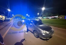 Motorista embriagado dorme ao volante e deixa carro parado no meio de avenida em Vilhena