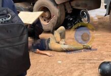 Assista: moto vai parar debaixo de carreta após acidente e jovem sofre apenas ferimentos leves em Vilhena