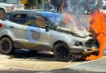 Bombeiros combatem incêndio em carro no Centro de Vilhena