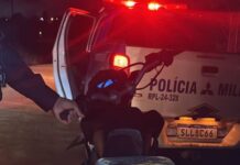 Suspeito abandona moto roubada após perseguição policial e foge para mata em Vilhena