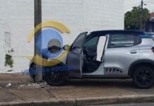 Motorista sofre mal súbito, provoca colisão e derruba poste no Centro de Vilhena