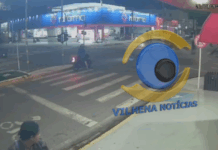 Ciclista cai após colisão com motocicleta em semáforo no Centro de Vilhena