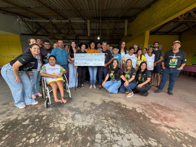 Entrega do cheque na Apae de Chupinguaia