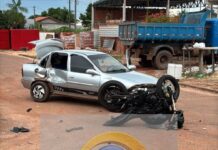 Impacto violento entre moto de alta cilindrada e carro deixa ferido em cruzamento de Pimenta Bueno