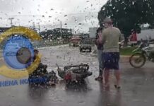 Casal fica ferido após colisão entre motoneta e carro em rotatória da BR-364 em Vilhena