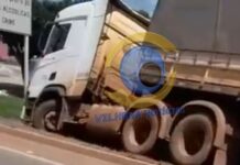 Carreta sai da pista na BR-364 em frente à Diságua, no perímetro urbano de Vilhena