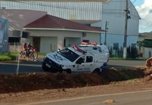 Viatura da Polícia Militar sofre incidente e fica à margem de buraco na BR-174 em Vilhena