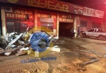 Incêndio em autoelétrica destrói carro e atinge outro veículo no Centro de Vilhena