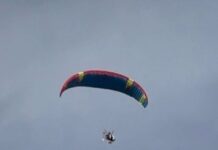 Homem sobrevoa bairro Embratel de paramotor e chama atenção de moradores em Vilhena