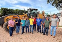 Luizinho Goebel acompanha entrega de maquinário em Chupinguaia viabilizado por emenda parlamentar