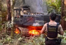 Máquinas e veículos usados em garimpo ilegal são destruídos durante operação federal na região de Cacoal