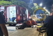 Motociclista perde controle ao desviar de cachorro e casal fica ferido