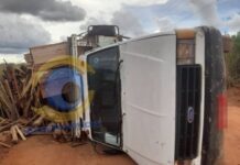 Caminhão carregado com madeira tomba em avenida de Vilhena