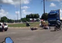 Comerciante sofre fratura exposta após grave acidente entre moto e carro em Vilhena