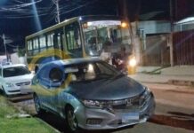 Ônibus escolar bate em carro estacionado no bairro Alto dos Parecis, em Vilhena