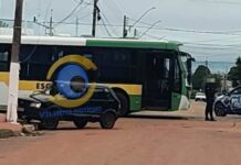Batida entre ônibus escolar e Fiat Uno deixa ferido na avenida Melvin Jones, em Vilhena